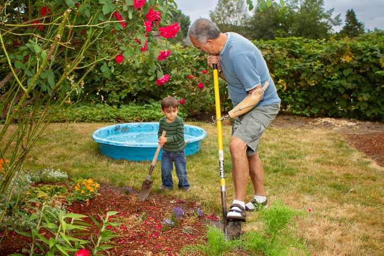 Chino gardens with the help of a prosthesis - and his grandson