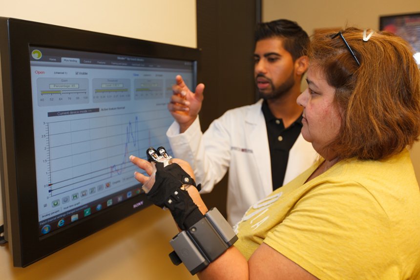 Electrically powered partial hand prosthesis photo